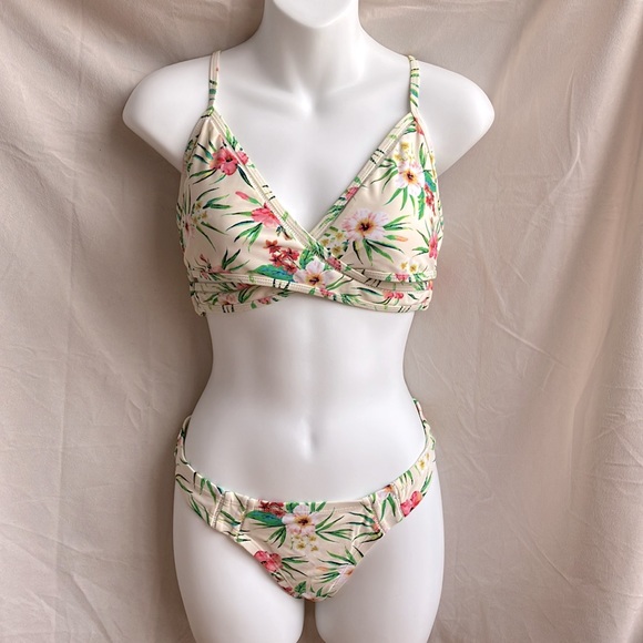 Betty Jade | Floral Bikini - Picture 11 of 11